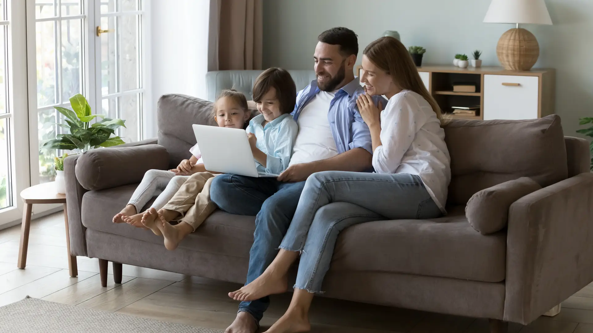 Familia con la computadora gracias al internet en el hogar