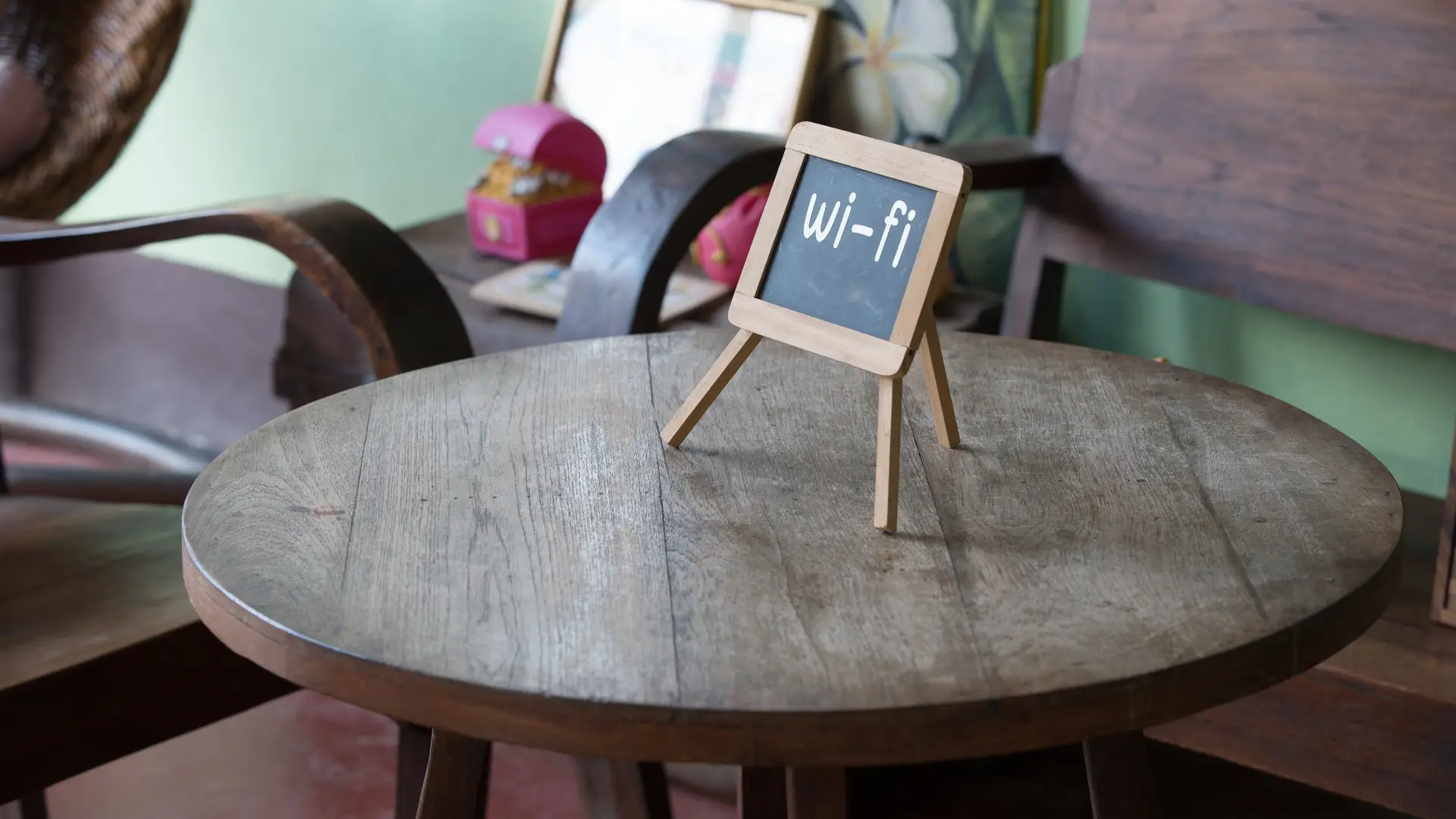 Cartel con la palabra wifi en una mesa que hace referencia a una zona de internet wifi
