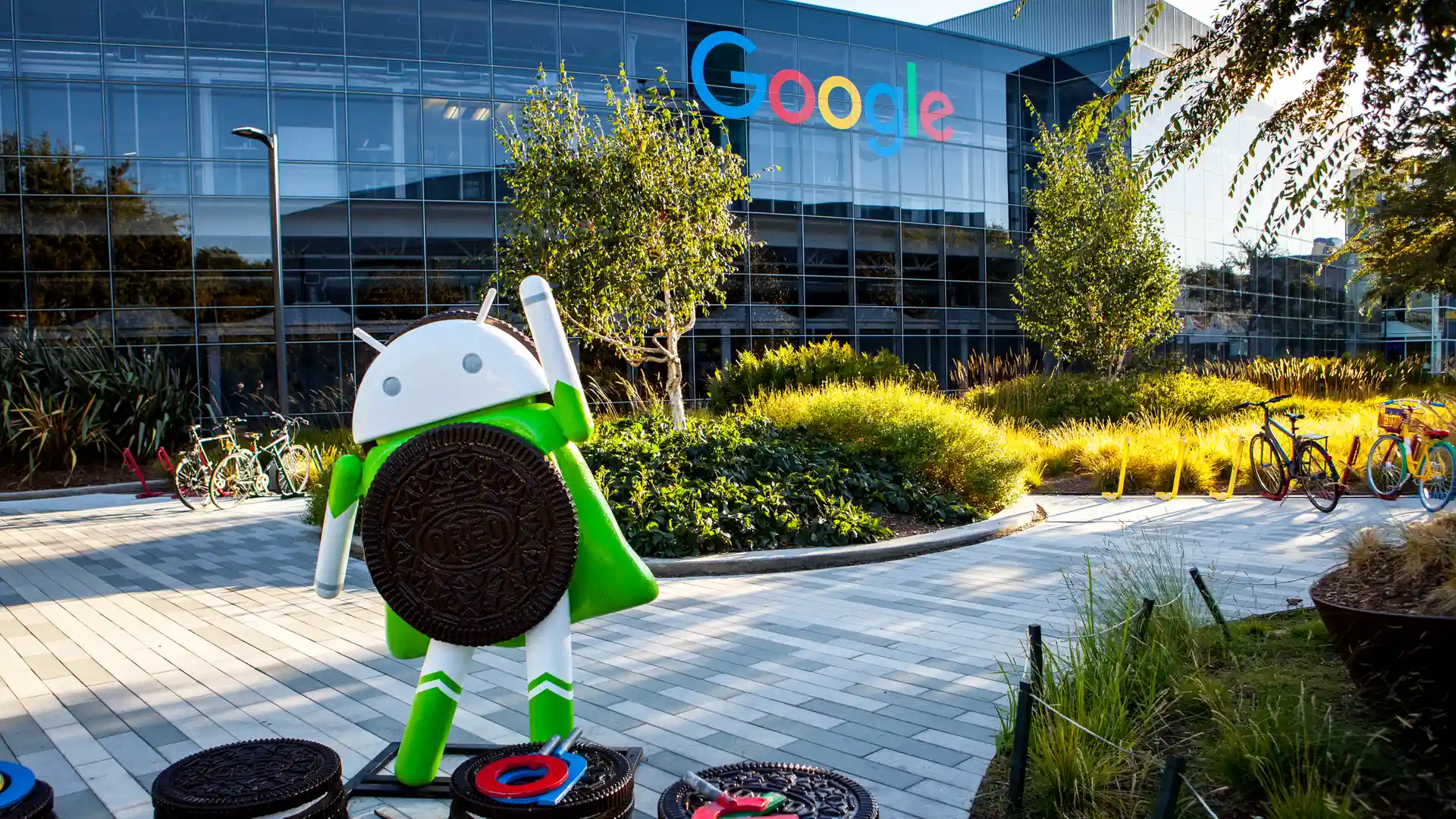 Muñeco de android oreo delnate de unas oficinas de google