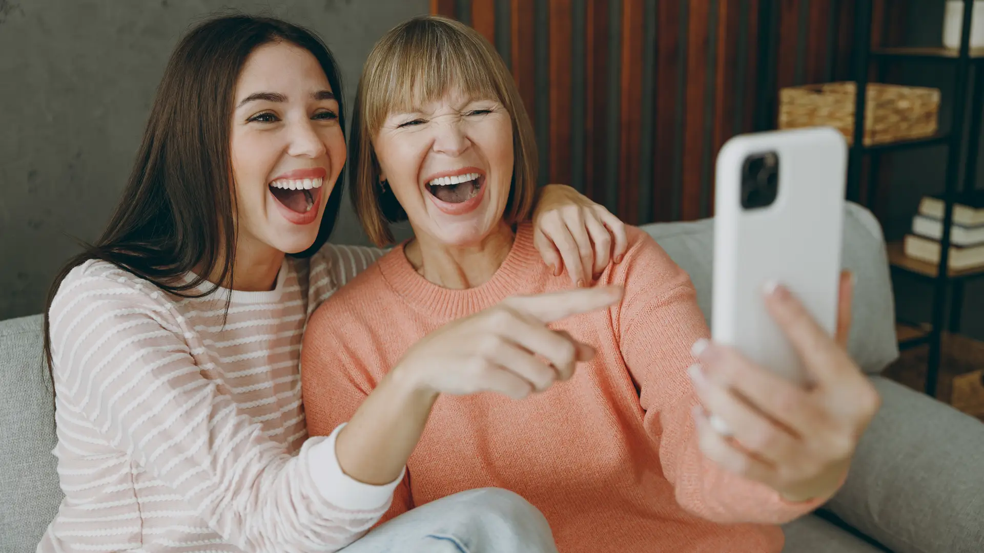 Madre e hija disfrutando gracias a los celulares 4G