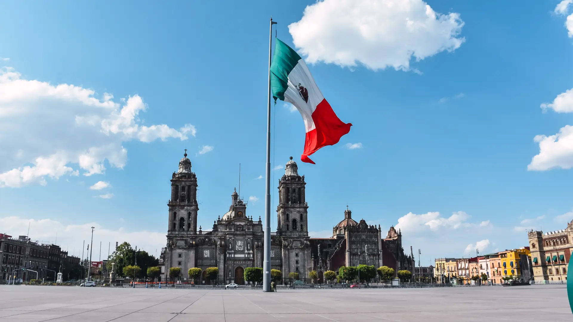Palza de Mexico con la bandera que representa el roaming sim card en ese país 