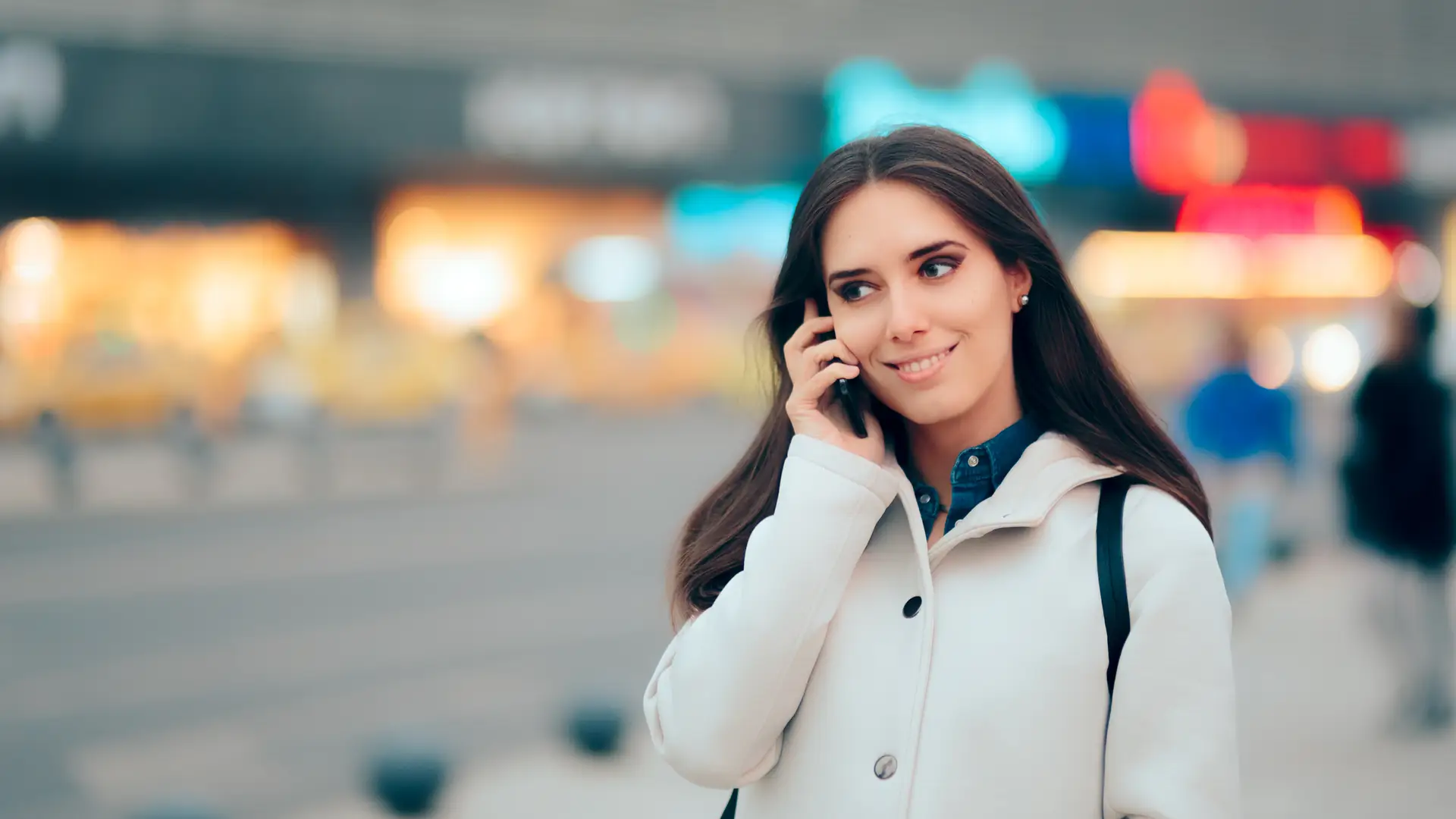 Una joven con su celular haciendo una llamada internacional con la empresa Claro