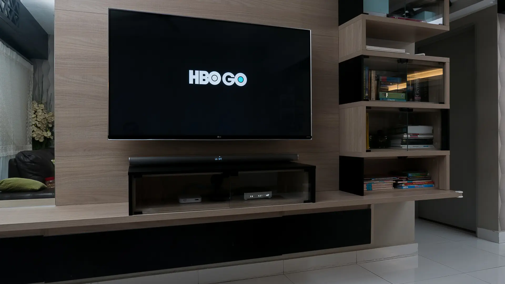 Televisión con el logo de HBO go que puedes ver con la empresa Claro
