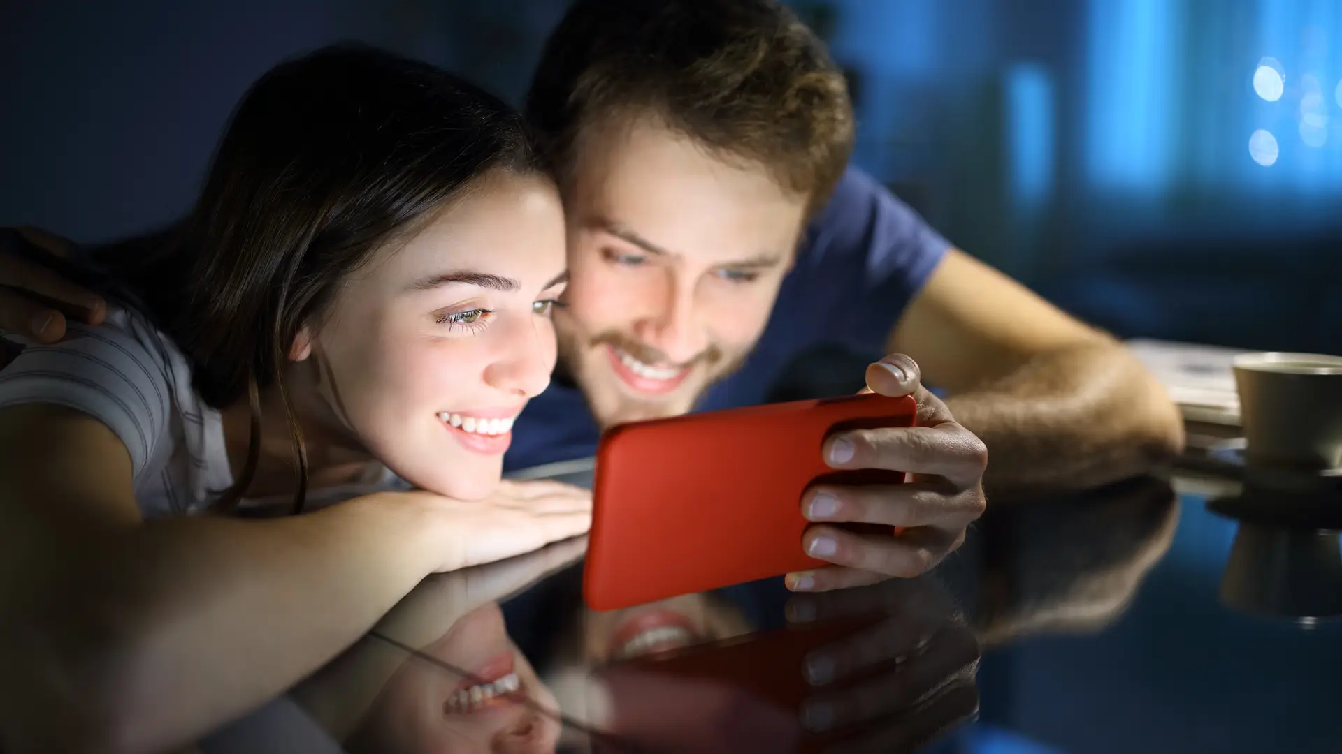 Dos jovenes viendo la tv en el celular gracias a la app de televisión de Directv