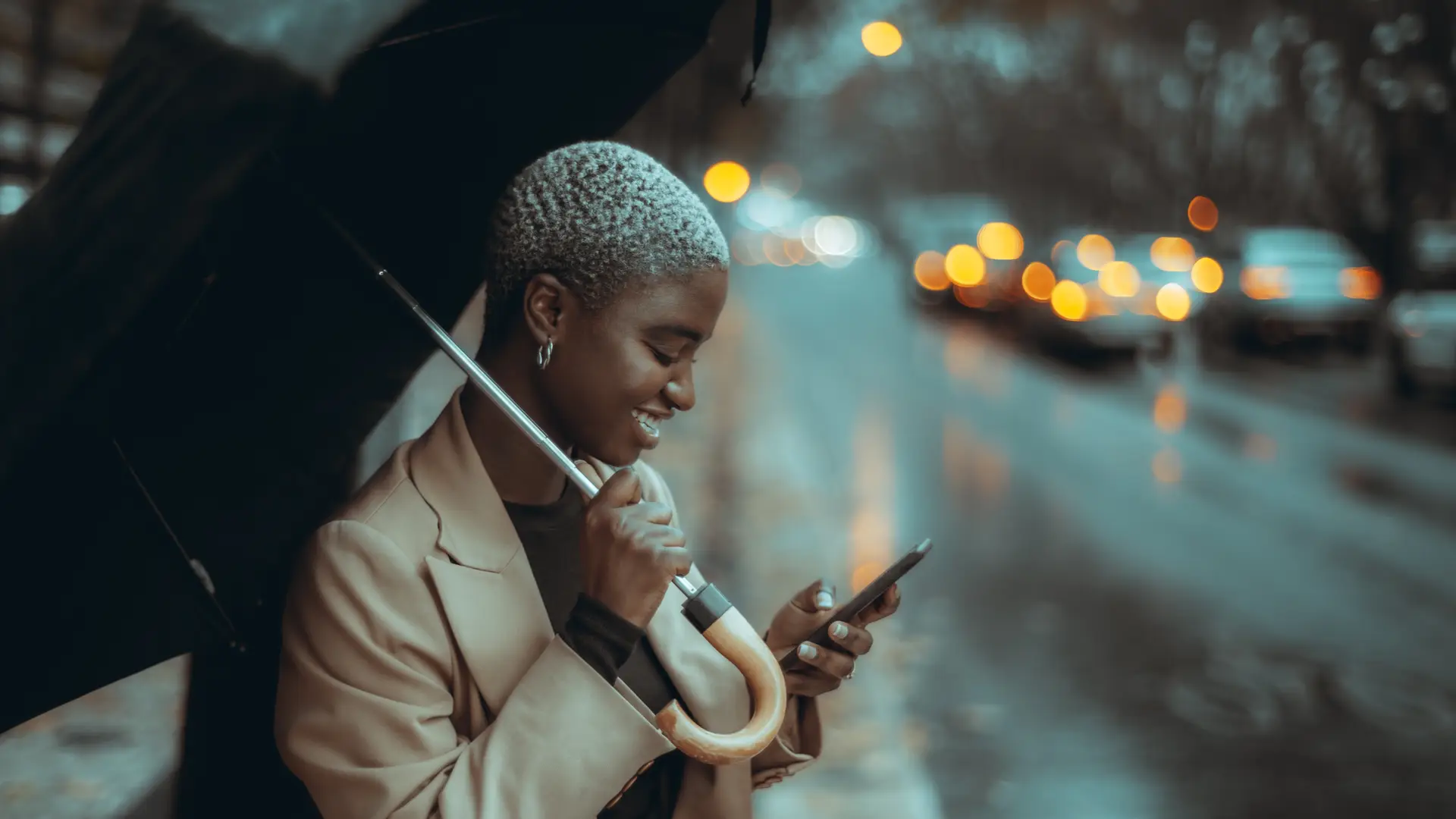Chica con su celular bajo la lluvia porque es cliente de Flashmobile