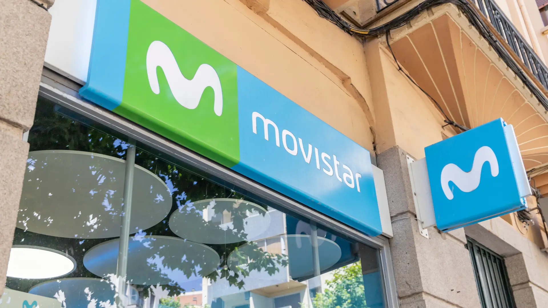 Un rotulo en la fachada de una tienda para clientes de Movistar