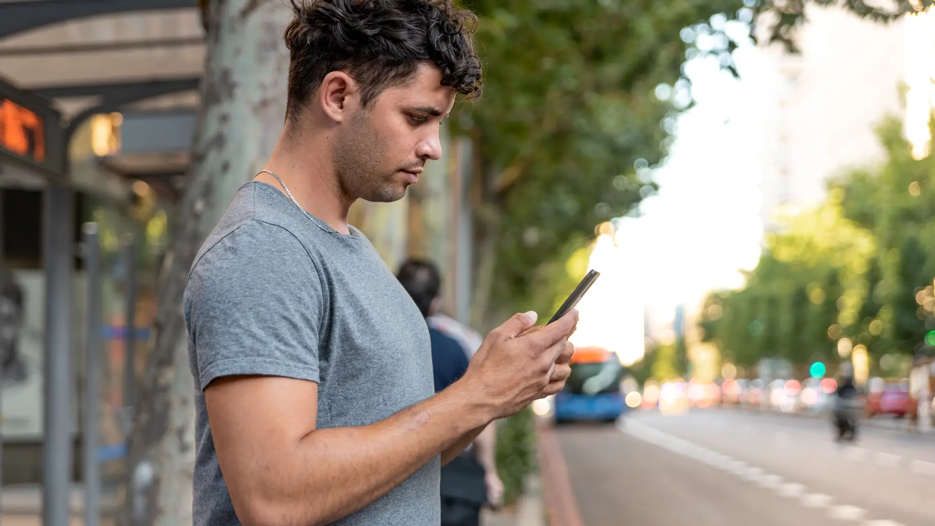 Un joven revisando en su celular el saldo de telefono que le queda con Movistar