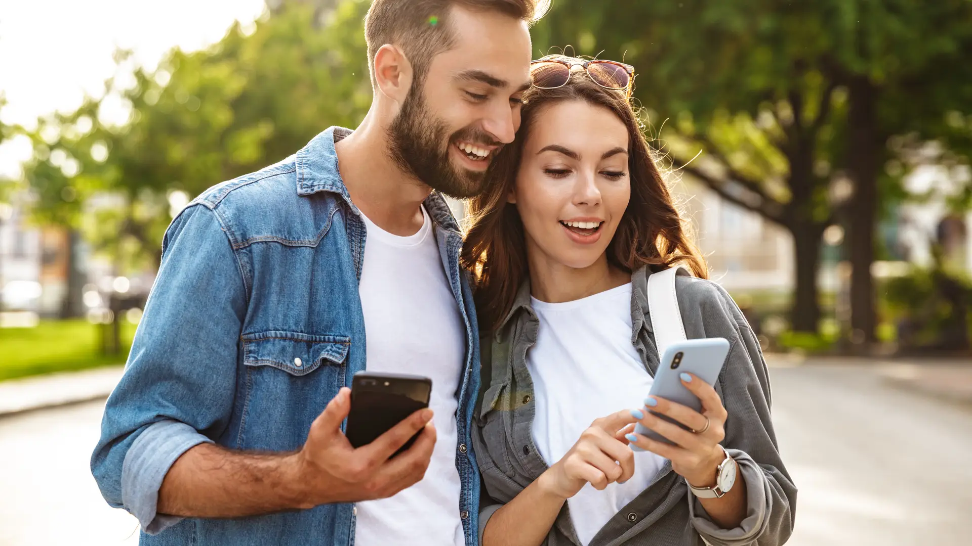 Dos jovenes revisando en su celular los planes de internet de Tigo
